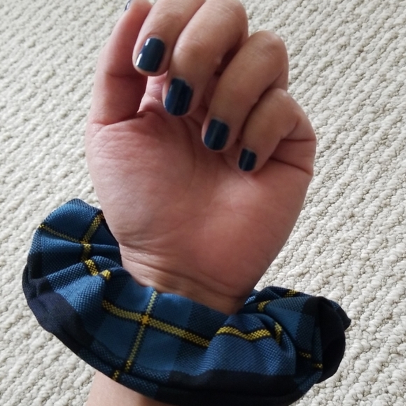 ๐3 for $10๐ Plaid Scrunchie - Picture 2 of 2